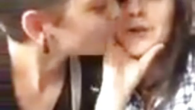 الإباحية بدون تسجيل الأب Instagram مقاطع سكس مدبلج هو في الجزء العلوي من هذا الجرو الأسرة